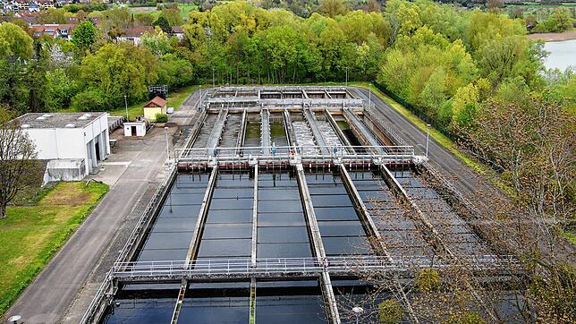 Blick auf die Klärbecken der Radolfzeller Kläranlage (Archivbild). Aus dem geklärten Wasser wollen die Stadtwerke Nahwärme gewinnen.