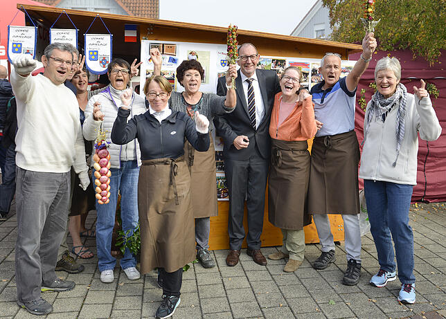 Feiern verbindet: Gute Laune bei den deutschen und französischen Mitgliedern des Jumelagevereins. Inmitten Bürgermeister Peter Kessler ...