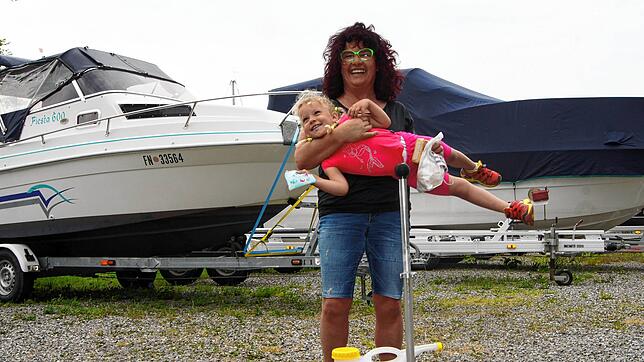 Hildegard Merkle und Enkelin Teresa sind glücklich, dass die Campingsaison endlich eröffnet ist, die Familie aus Uttenweiler hat seit 28 ...