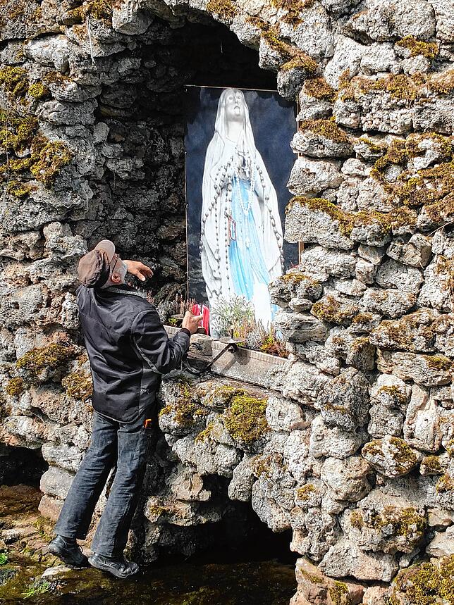 Die Lourdes-Grotte in Kappel hat wieder eine Madonna. Wenn auch nur auf Leinwand.