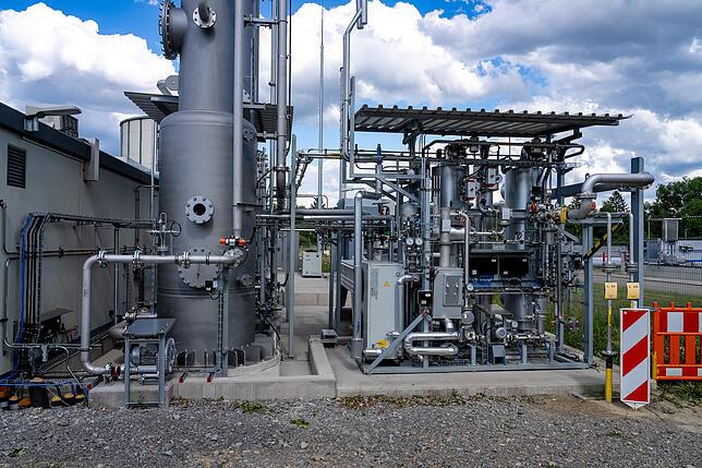 Viele Pumpen, Kompressoren, Rohre und Hochdruckbehälter bestimmen das Bild der neuen Anlage.