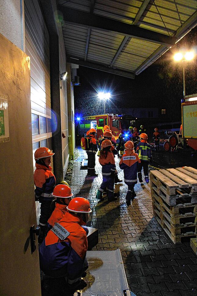 Es ist schon dunkel, als die Kinder zu einem Unfall gerufen werden, bei dem jemand eingeklemmt unter einem Palettenstapel liegt.