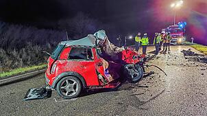 Ein zerstörter PKW steht auf der B3 zwischen Appenweier und Renchen. Bei einem Autounfall auf der Bundesstraße B3 sind zwei Menschen ums ...