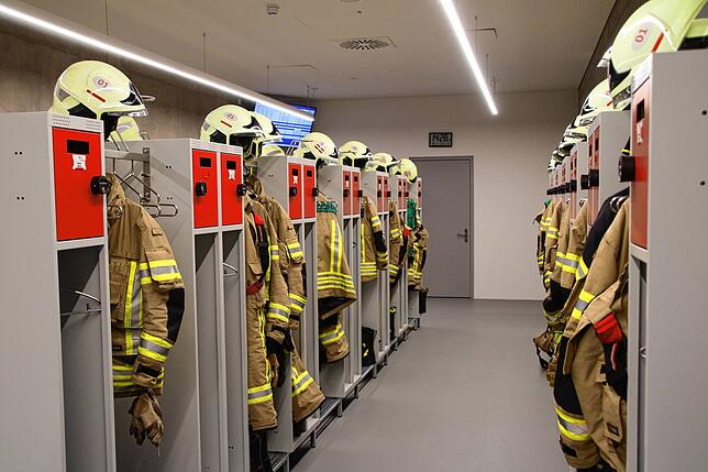 Sauber aufgereiht ist die Einsatzmontur der Feuerwehr, auch geschlechtergetrennte Umkleidemöglichkeiten sind jetzt vorhanden.