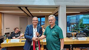 Oberbürgermeister Klaus Eberhardt (links) verabschiedet Gerd Fricker und überreicht ein Geschenk. Foto: Maximilian Müller