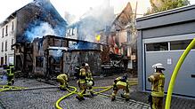 Feuerwehrleute im Einsatz am Samstagabend in der Innenstadt: Den Einsatzkräften gebührt höchste Anerkennung für den Einsatz bei einem ...