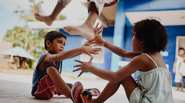 Die Volunteers kümmern sich nicht nur, dass die Kinder in die Schule kommen. Sie gestalten auch ein Freizeitprogramm, durch das die ...