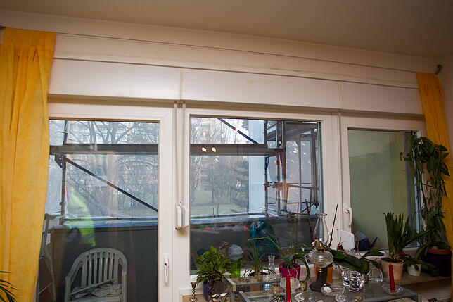 Die Fenster sind neu und dreifachverglast, lassen aber weniger Licht hinein, weil der Rolladenkasten viel Platz einnimmt.