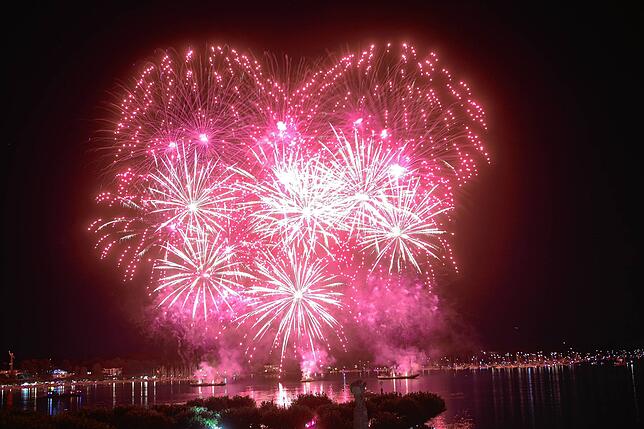 Finales Feuerwerk Konstanz und Kreuzlingen zusammen am Konstanzer Seenachtsfest 2019 vom Konzil aus fotografiert.