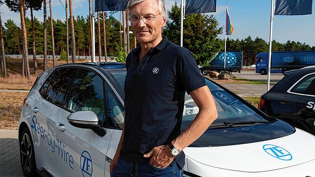 ZF-Chef Wolf-Henning Scheider vor einem ZF-Testfahrzeug. Zum Jahreswechsel verlässt er die ZF und fängt bei einem Schweizer ...