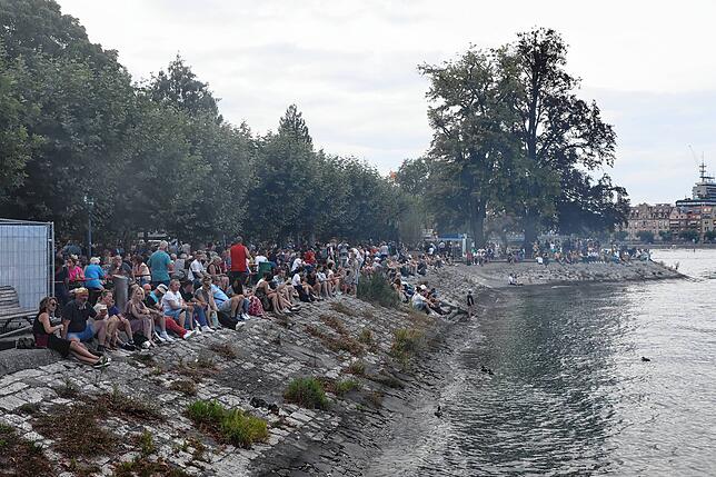 Bild 13: Hier ist was los! Die Besucher schlendern beim Seenachtfest 2023 über die Hafenmeile