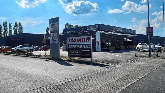 Im Bereich des Bäckers in der Max-Stromeyer-Straße kam es am Dienstagabend zu einer Schlägerei. Die Polizeibeamten hatten Mühe, die ...