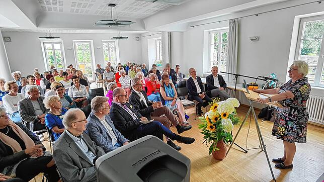Annette Schavan hält das Grußwort vor rund 70 Teilnehnerinnen und Teilnehmern im evangelischen Gemeindesaal am See.