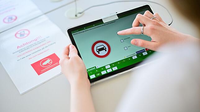 Die theoretische Prüfung ist eine Hürde auf dem Weg zum Führerschein. Eine Bande soll dabei in großem Umfang betrogen haben. (Symbolbild)