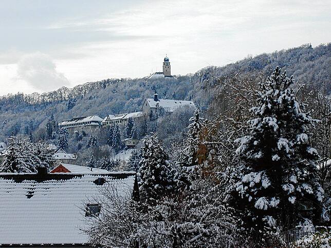 Blick auf das Schloss Hohenlupfen im verschneiten Stühlingen.