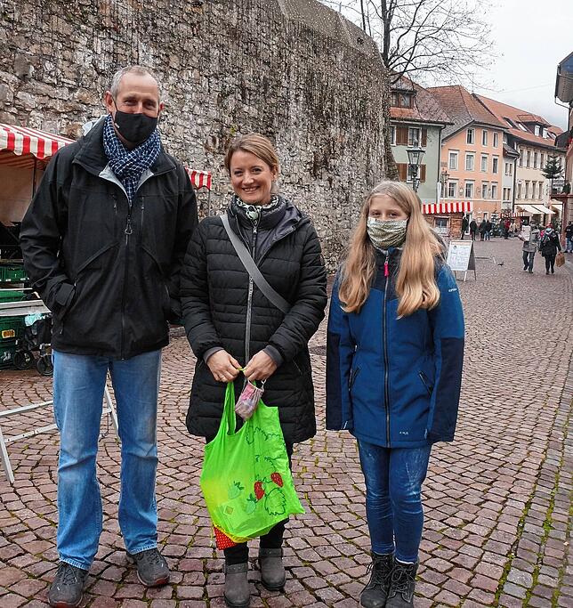 Diese Familie aus Küssaberg nutzt den Samstag für einen möglicherweise letzten Einkaufsbummel für längere Zeit in Tiengen – den ...