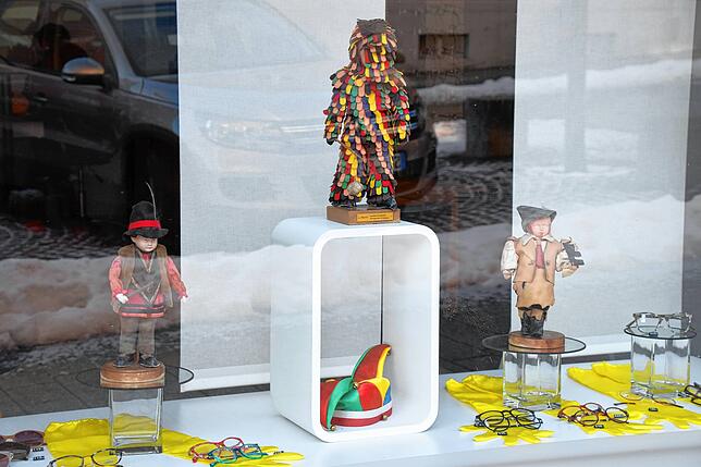 Figuren der Gliederungen im Brillenstudio-Schaufenster.