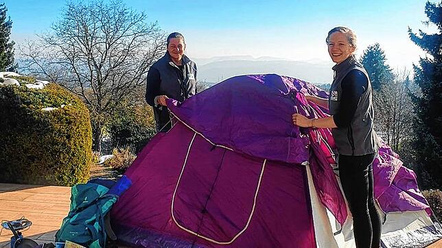 Corinna Steinkopf und Jessica Gäng (von links) von der Tourismusabteilung des Landkreises Waldshut nutzten die Wintermonate für die ...