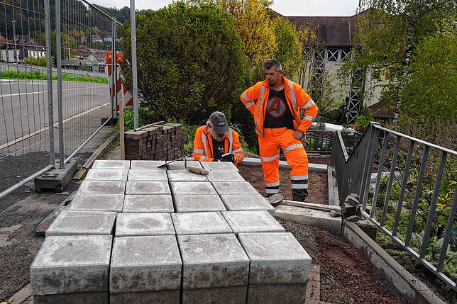 Die Sanierung der Treppe zwischen Kornhausplatz und Kolpingbrücke in Waldshut durch den Baubetriebshof startete am 10. Oktober. Die ...