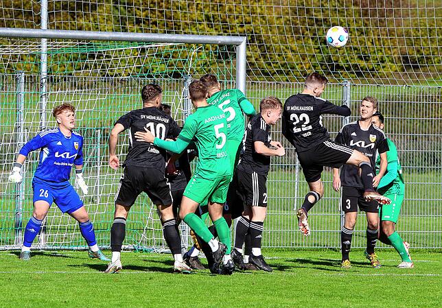 Bild 24: Spannendes, torreiches Duell zwischen TSV Aach-Linz und SV Mühlhausen. Wir haben die besten Bilder!