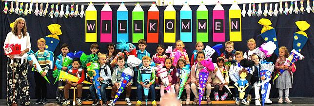 Ihre erste Schulstunde haben diese Mädchen und Buben bei ihrer Klassenlehrerin Tanja Braunger verbracht.