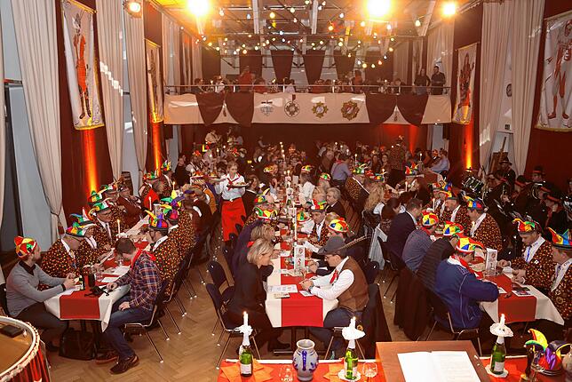 Zur Dreikönigssitzung ist der Saal des Bürgerhauses Adler Post voll besetzt.