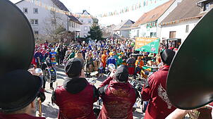 Ein Meer voller Narren vor dem Ewattinger Rathaus: Hunderte Zuschauer erleben das närrische Treiben mit. Bilder: Stefan Limberger-Andris