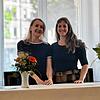 Sie sind an ihre alte, neue Wirkungsstätte zurückgekehrt: Constanze Preiß (links) und Dagmar Ender vom Auktionshaus am See.