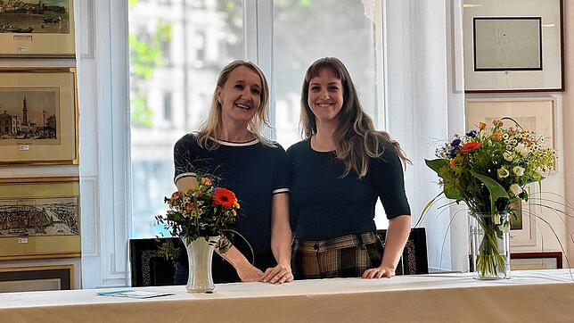 Sie sind an ihre alte, neue Wirkungsstätte zurückgekehrt: Constanze Preiß (links) und Dagmar Ender vom Auktionshaus am See.