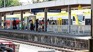 Der Radolfzeller Bahnhof wartet seit Jahren darauf, endlich barrierefrei umgebaut zu werden. Vor allem die Gleise 2 bis 5 sind nur über ...