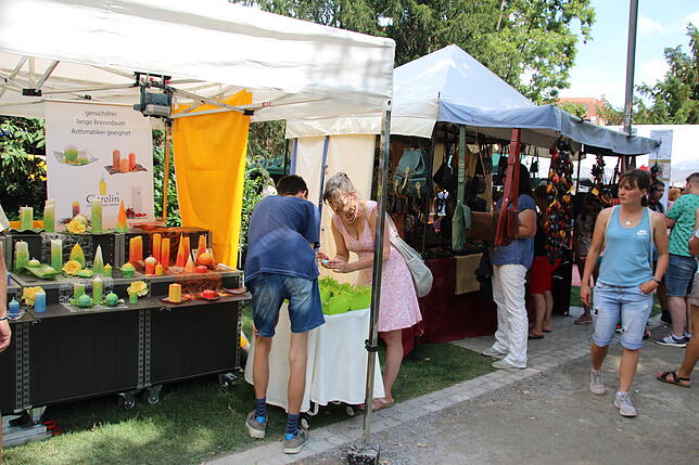 Im Badgarten wurden auf dem Kunsthandwerkermarkt Kerzen, Glasbläserstücke, Lederwaren und andere selbstgemachte Stücke angeboten. Auf ...
