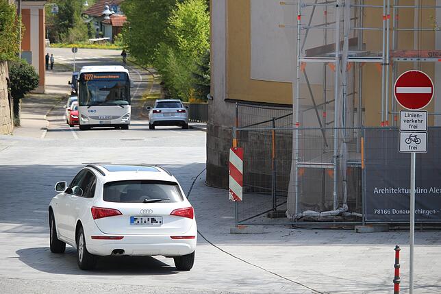 Dass plötzlich neben der Stadtkirche eine Einbahnstraße sein soll, haben am Donnerstag, 26. April, noch nicht alle Verkehrsteilnehmer ...