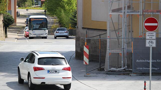 Dass plötzlich neben der Stadtkirche eine Einbahnstraße sein soll, haben am Donnerstag, 26. April, noch nicht alle Verkehrsteilnehmer ...