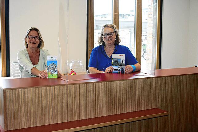 Die Tourist-Info befindet sich nun im Erdgeschoss des neuen Rathauses. Susan Wacker und Veronika Schiele (von links) an der neuen ...