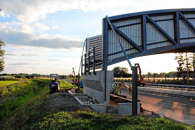 Wer über diese Brücke will, sollte fliegen können oder gut klettern.