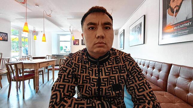 Das ist Emran. In einem Villinger Café erzählt der junge Afghane, wie er vom Schwarzwald aus den Vormarsch der Taliban erlebt.