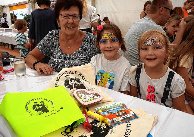 Das ist drin: Katharina und Victoria Saub (rechts) aus Waldshut haben sich ihre Chilbibeutel schon abgeholt und zeigen was in einem drin ...