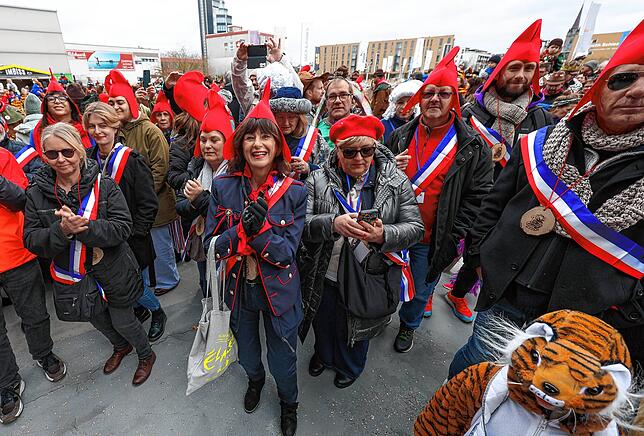 Gäste aus der Partnerstadt Istres genießes das närrische Treiben in der Stadt und lassen sich von der Tradition und dem Brauchtum fesseln.