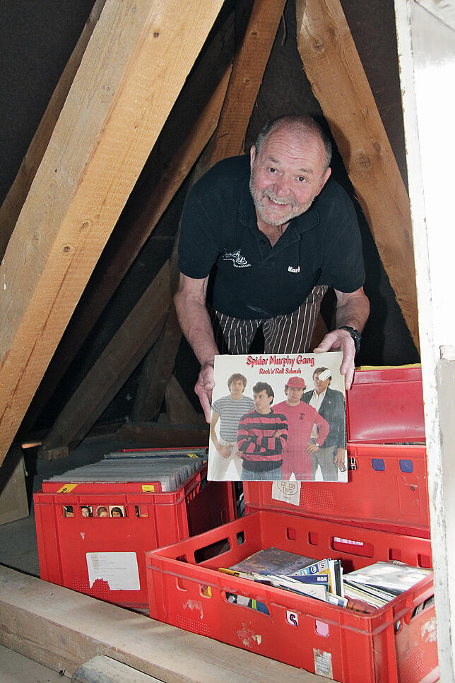 Karl Hummel zeigt auf dem Speicher die alten Schallplatten, die bei den Disko-Abenden im Engel von den DJs aufgelegt wurden.