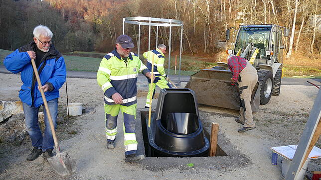 Mit vereinten Kräften gilt es anfangs, den Tank in das vorbereitete Loch zu hieven und diesen dort einzubetonieren. Im Bild zu sehen ...