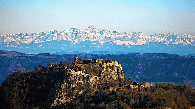 Über Jahrhunderte galt der Singener Hausberg Hohentwiel als uneinnehmbare Festung. Doch im Mai vor 220 Jahren war damit Schluss: Die ...