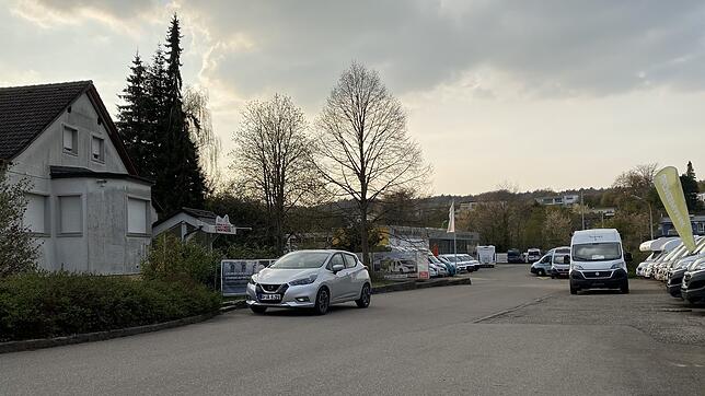 Das Areal des Autohauses Melzer in Jestetten mit dem Gebäude des ehemaligen Red Rose soll neu überbaut werden. Lidl, Denns Biomarkt und ...