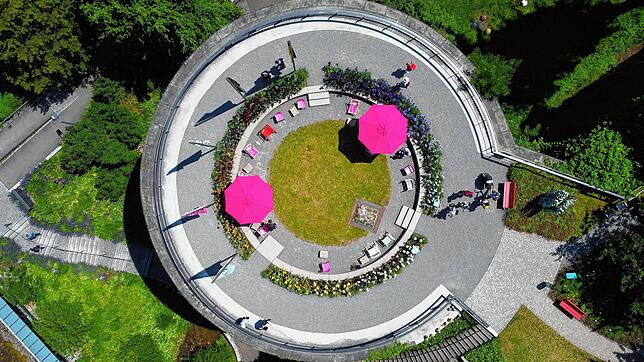 Die pinken Schirme und Stühle sind bereits unter anderem der Landesgartenschau 2023 in Balingen versprochen. Folgende Ausrichter haben ...