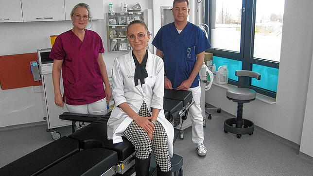 Drei der sechs Ärzte aus dem Medizinischen Versorgungszentrum im OP-Saal (v.l.): Orthopädin Ina Fichtel, Gefäßchirurgin Kristina Korsake ...