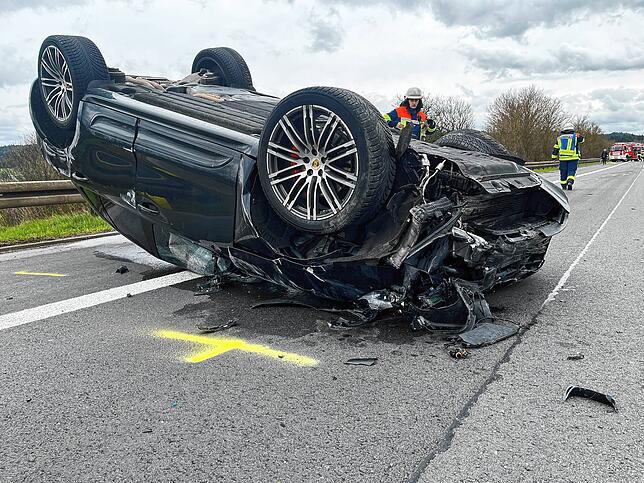 Das Wrack des Porsche liegt nach dem Unfall auf der Autobahn A81 bei Tuningen auf dem Dach.