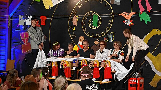 Nachdem der Vorhang fiel, war den Besuchern schnell klar, wer den faszinierenden Beintanz, musikalisch unterlegt mit dem Radetzki-Marsch ...