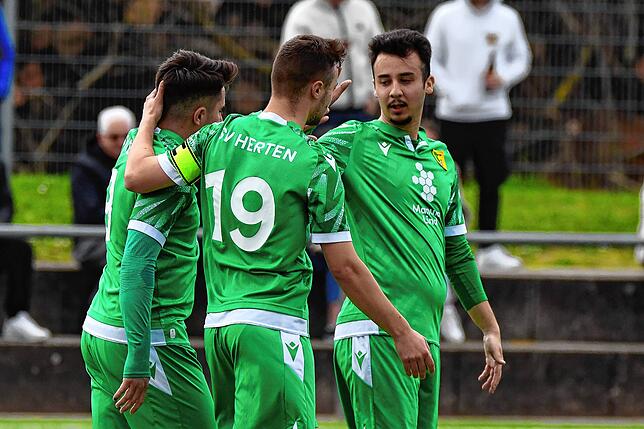 Bild 33: SV Herten setzt sich mit 4:1 gegen FC Schönau durch &ndash; und wir haben Bilder!