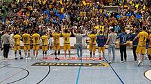 Der nächste Kantersieg ist unter Dach und Fach. Die Spieler der HSG Konstanz feiern mit ihren Fans.
