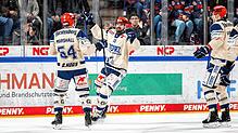 Mirko Höfflin (Mitte) traf gegen die Nürnberg Ice Tigers mehrfach und zeigte einen starken Auftritt für die Schwenninger Wild Wings.