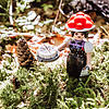 Die Playmobil-Sonderfigur „Schwarzwald Marie“ in klassischer Tracht, mit Schwarzwälder Kirschtorte und dem markanten roten Bollenhut ist ...